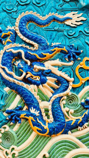 藍色和金色龍浮雕雕塑，背景為藍綠色和綠色 — 酷炫龍 壁紙