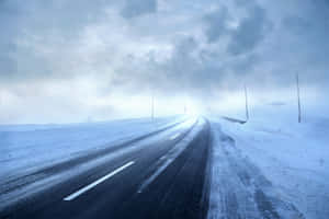 積雪道路在陰天下消失在迷霧中 — MacBook Pro 14 壁紙