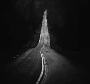 一條蜿蜒的道路被樹木環繞，消失在黑暗中。 — 黑夜 壁紙