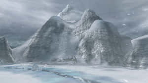 冰凍的龍在積雪的山谷中，在暴風雲下休息 — 冬季風景 壁紙
