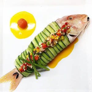 以黃瓜包裹的精緻魚料理，配上色彩繽紛的蔬菜配料。 — 沙拉 壁紙