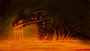 一條帶有發光眼睛的威脅性巨龍從黑暗熾熱景觀中的熔岩海中升起。 — 酷炫龍 壁紙