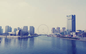 城市天際線，河流和摩天輪在朦朧的天空下 — 唐人街 壁紙