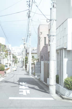 一條寧靜的日本城市小巷，頭頂有電線和柔和的陰影。 — 美學白 壁紙