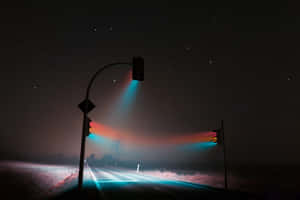 星空下，霧中帶有發光交通燈的夜路 — 昏暗 壁紙