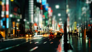 夜間城市街道，有模糊的燈光和濕漉漉的人行道。 — 夜景城市 壁紙