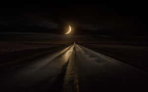黑暗沙漠風景中，彎月下的一條孤獨道路。 — 月夜星空 壁紙