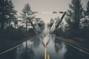 一條下雨的森林道路，帶有大型倒三角形圖形。 — 多邊形藝術 壁紙