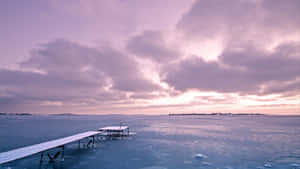 冰封的湖面與雪覆蓋的碼頭，紫色黃昏天空 — 海景 壁紙