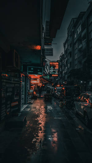 霓虹燈光在狹窄城市小巷的潮濕路面上反射。