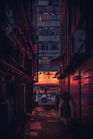 紅色霓虹燈照亮了一條狹窄的小巷，盡頭停著一輛巴士。 — 小米平板 9 Pro Max 壁紙