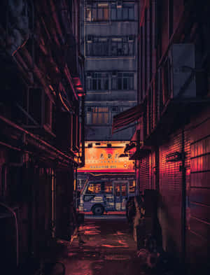 紅色霓虹燈照亮了一條狹窄的小巷，有一輛停泊的公車和餐廳招牌。 — iPad Pro 13 壁紙