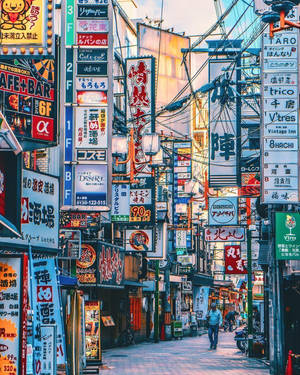 日落時分繁忙的東京小巷，閃爍著霓虹燈招牌和架空電線。 — 街頭 壁紙
