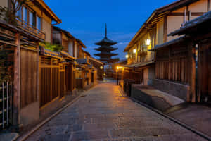 日本暮色街道，木屋和遠處的寶塔。 — 日本 壁紙