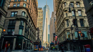 紐約市的城市街道，世貿中心一號大樓在歷史建築之間清晰可見。 — 紐約市 壁紙