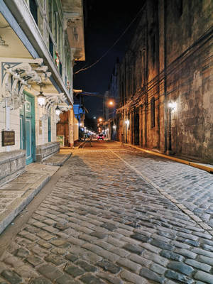 寧靜的鵝卵石街道夜景，擁有歷史建築和路燈。 — 美麗的夜晚 壁紙