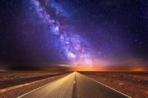 在可見銀河系的星空下的一條長路。 — 道路 壁紙