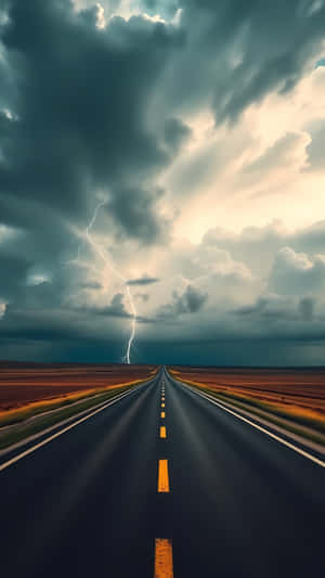 一條長長的直路通向平坦沙漠景觀上空暴風雨天空中的一道閃電。 — 1440x2560 壁紙