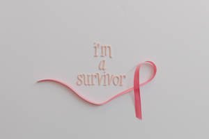 白色背景上的粉紅色絲帶和文字「i'm a survivor」 — 粉紅色 壁紙