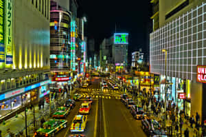 夜晚一條繁忙的霓虹燈街道，人群和計程車。 — 東京鐵塔 壁紙