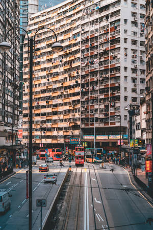 繁忙的香港街道，有紅色電車和密集的高層建築。 — 香港 壁紙