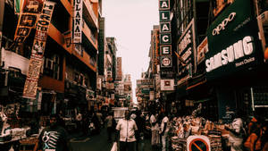 熱鬧的街市，人們在色彩繽紛的招牌和商店門面下購物。 — 人物 壁紙