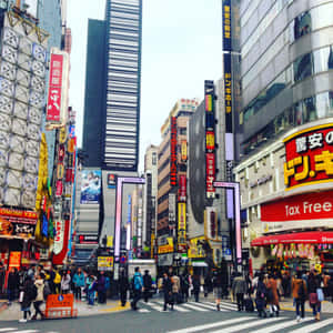 擁擠的東京街道，高樓大廈和明亮的霓虹燈招牌。 — 東京 壁紙