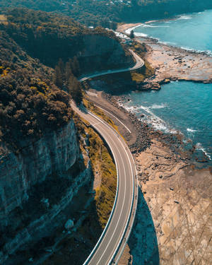 沿著懸崖的彎曲沿海公路，下方有海浪 — 澳洲 壁紙
