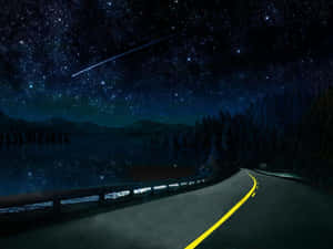 夜晚蜿蜒的道路，星空下，流星掠過湖泊和森林。 — 夜晚 壁紙