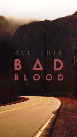 蜿蜒的道路穿過霧氣繚繞的山巒，上面覆蓋著紅色文字，寫著「All This Bad Blood」。 — 巴士底監獄 壁紙