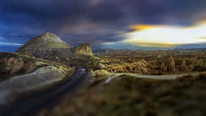 蜿蜒的道路穿過火山景觀，暮色中天空戲劇性 — 山坡 壁紙