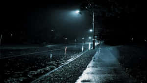 雨夜街道，發光的街燈反射在潮濕的路面上。 — 美麗的夜晚 壁紙