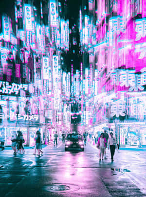 霓虹燈照亮夜晚的東京街道，濕漉漉的路面倒影與行人。 — 日本 壁紙