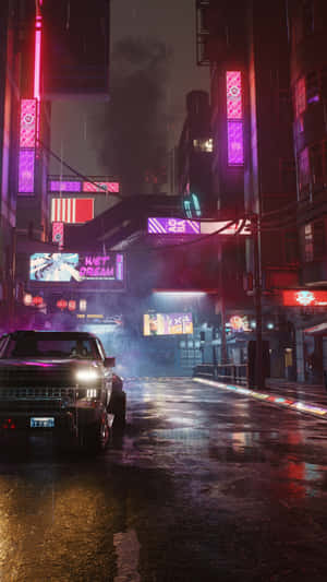霓虹燈照亮的雨夜城市街道，一輛汽車駛過水坑。 — 電玩遊戲 GIF 壁紙