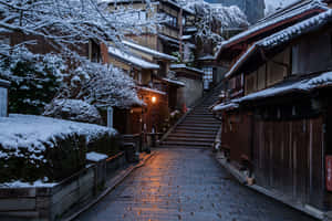 雪覆蓋的日本街道，夜晚有發光的燈籠和石階。 — 富士山 壁紙