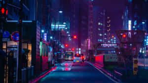 雨夜中濕滑的都市街道，被霓虹招牌和紅色交通燈照亮。 — 海洋藍 壁紙