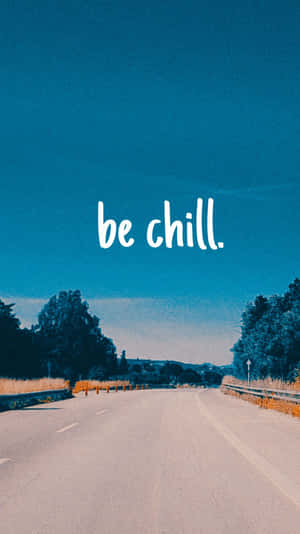 在藍天下延伸至遠方的道路，帶有文字 be chill。
