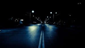 夜晚空曠的道路，路燈在濕路面上反射。 — 夜晚 壁紙