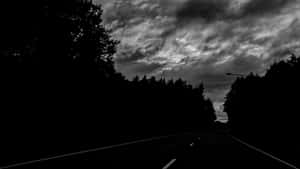 暮色雲天下穿過森林的黑暗道路 — 黑夜 壁紙