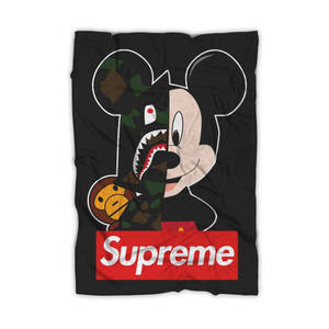 分裂面孔的米奇老鼠毛毯，手持Bape猿猴頭在Supreme標誌上方。 — 紅色至尊 壁紙