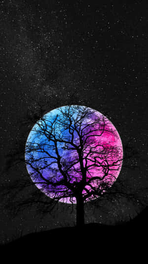 在繁星點點的夜空下，一棵光禿禿的樹的剪影，映襯著色彩繽紛的宇宙月亮。 — 月光 壁紙