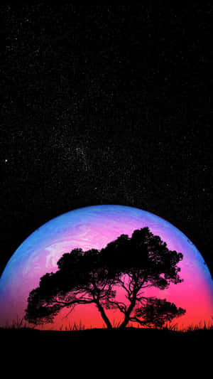 樹的剪影，襯著星空下色彩繽紛的行星。 — 夜空 壁紙