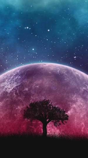 在繁星點點的夜空下，一棵孤獨的樹立於草地上，前方是一個發光的紫色星球。