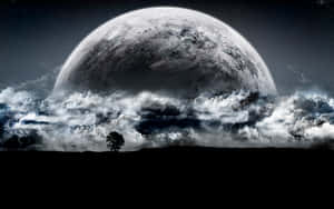 在星空下，一棵孤樹的剪影映襯著巨大的月亮和暴風雲。 — 科幻 壁紙