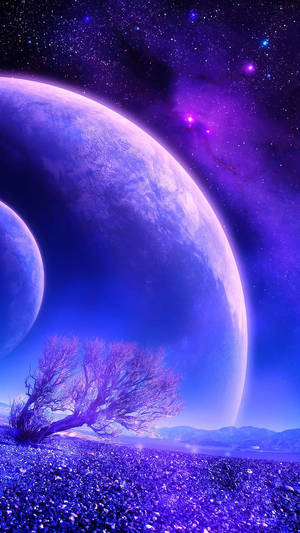 在星空宇宙天空下，一顆紫色行星上的一棵孤獨樹木，伴隨著兩個月亮。 — 奇幻藝術 壁紙