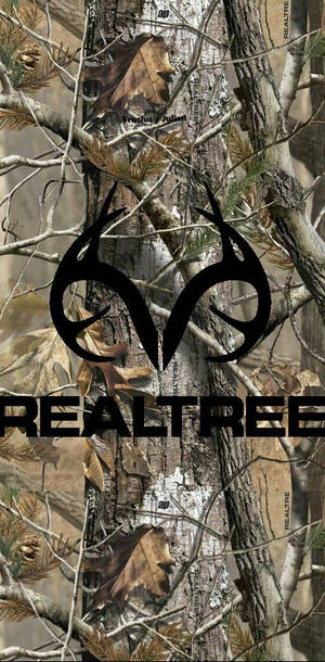 Realtree 迷彩圖案，在樹皮背景上帶有鹿頭標誌和品牌文字。 — 鹿 GIF 壁紙