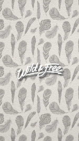 帶有「Wild & Free」文字的羽毛圖案壁紙。 — 波西米亞美學 壁紙