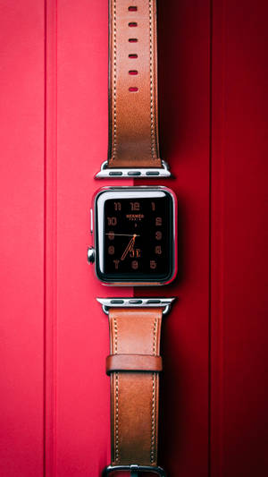紅色背景上搭配棕色皮革Hermès錶帶的Apple Watch — 愛馬仕 壁紙