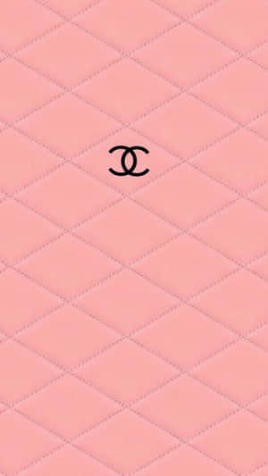 粉紅色絎縫皮革，中央帶有黑色 Chanel 標誌。 — 香奈兒 壁紙