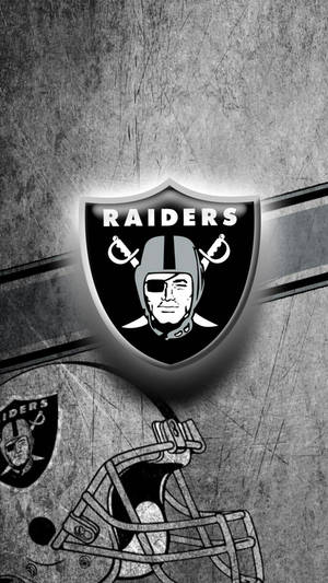 Raiders美式足球標誌和頭盔在刮花的金屬背景上。 — 運動 壁紙